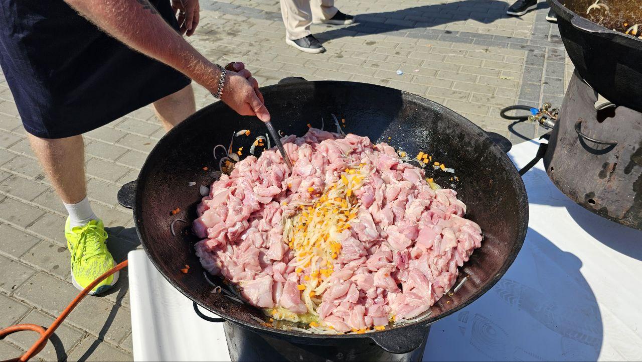 Фото Гигантская яичница и турнир по ловле рыбы. Опубликованы кадры масштабного «Пикник феста» на Михайловской набережной 29 - Сиб.ФМ Фото Гигантская яичница и турнир по ловле рыбы. Опубликованы кадры масштабного «Пикник феста» на Михайловской набережной 29